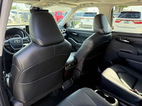 Used 2026 Toyota Highlander XLE AWD/4WD image 29