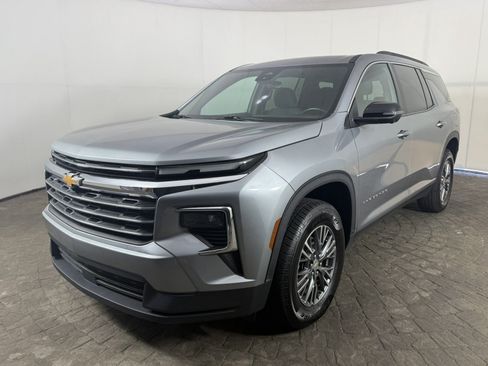 Used 2024 Chevrolet Traverse LT AWD/4WD image 3