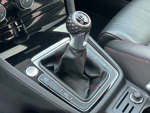 Used 2019 Volkswagen Golf 4-Door image 12