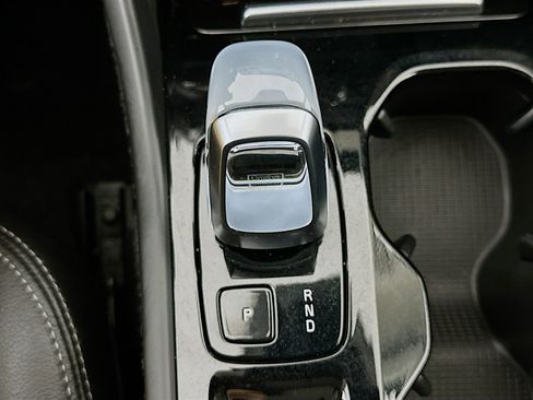 Used 2025 Volvo XC40 B5 Plus image 25