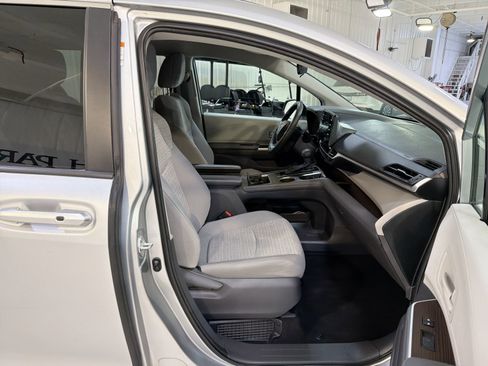 Used 2021 Toyota Sienna LE FWD image 28