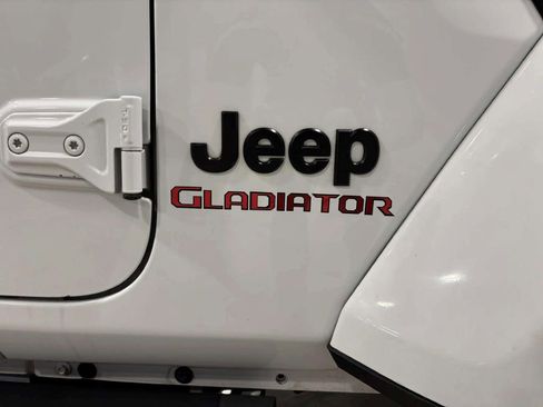 Used 2022 Jeep Gladiator Overland image 10