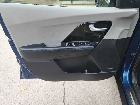 Used 2019 Kia Niro Touring image 12