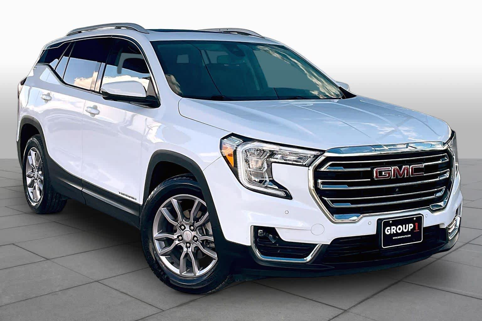 Used 2022 GMC Terrain SLT w/ Tech Package FWD image 3