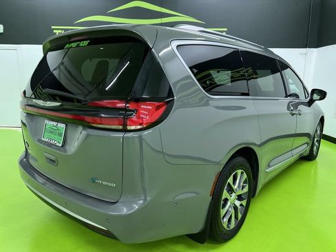 Used 2023 Chrysler Pacifica Pinnacle FWD image 10