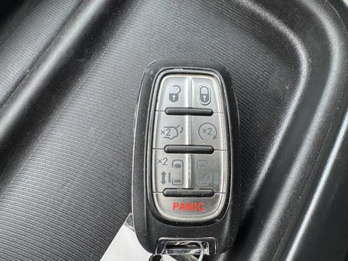 Used 2019 Chrysler Pacifica Touring-L image 23