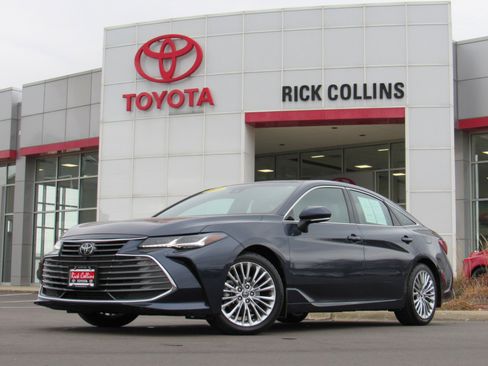 Used 2019 Toyota Avalon Limited image 1
