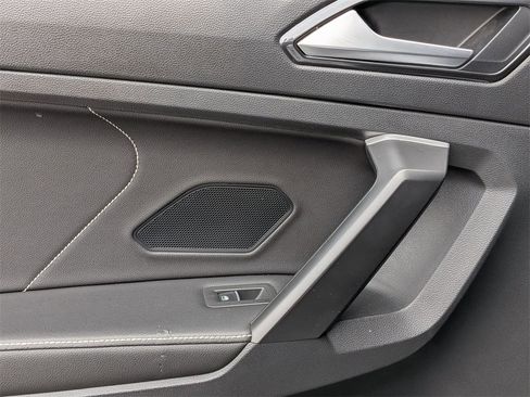 Used 2024 Volkswagen Tiguan SE image 27