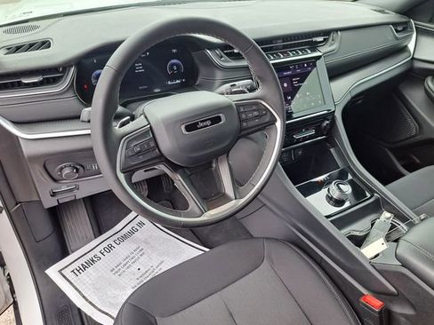Used 2025 Jeep Grand Cherokee Laredo X RWD image 16