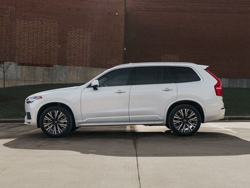 Used 2022 Volvo XC90 T6 Momentum w/ Advanced Package image 6