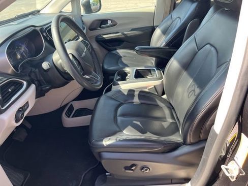Used 2023 Chrysler Pacifica Touring-L FWD image 7
