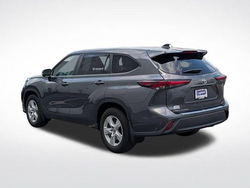 Used 2024 Toyota Highlander LE FWD image 3