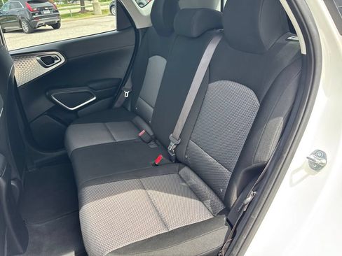 Used 2025 Kia Soul LX w/ LX Technology Package FWD image 15