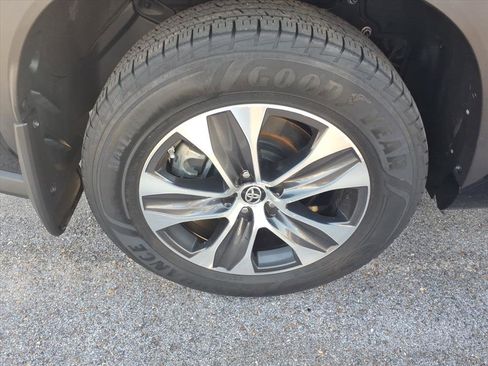 Used 2021 Toyota Highlander XLE image 20