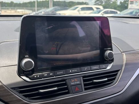 Used 2025 Nissan Altima 2.5 SV FWD image 25