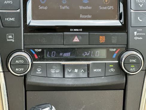 Used 2017 Toyota Camry XLE FWD image 13