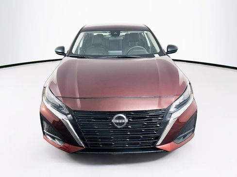 Used 2024 Nissan Altima 2.5 SV image 2