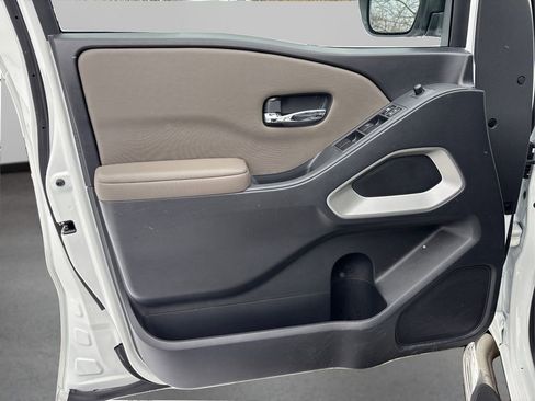 Used 2022 Nissan Frontier SV w/ Technology Package image 19