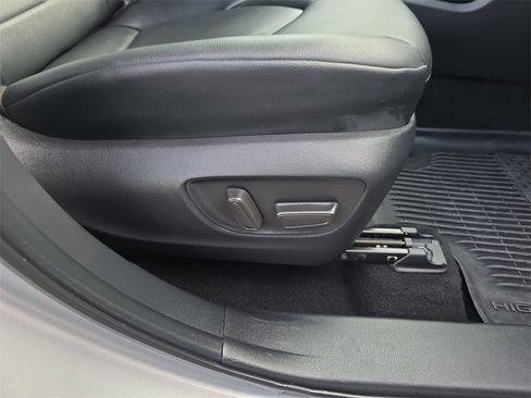 Used 2024 Toyota Highlander LE image 41