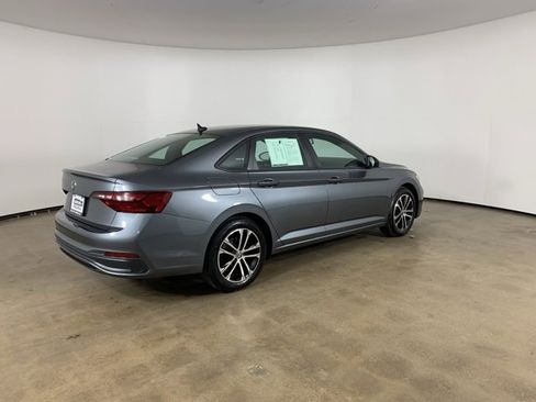 Used 2022 Volkswagen Jetta Sport image 8