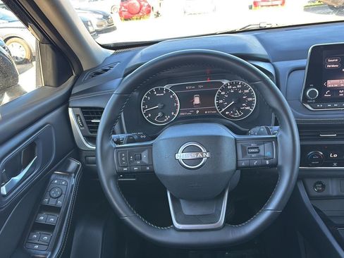 Used 2025 Nissan Rogue SV AWD/4WD image 5