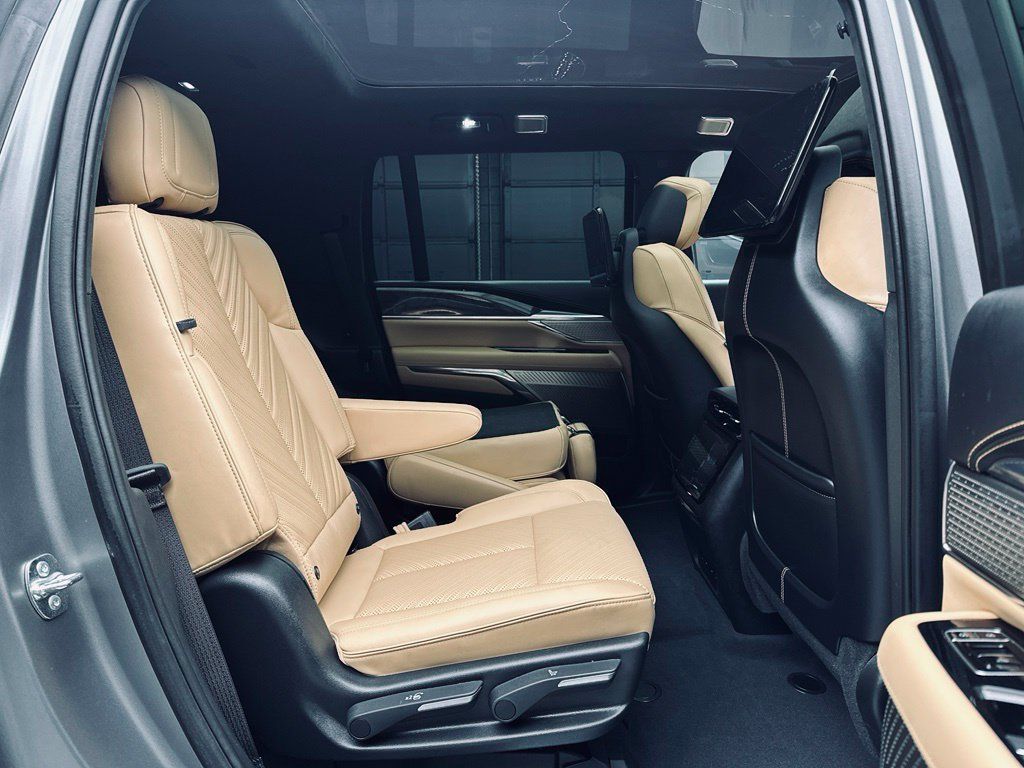 Used 2026 Cadillac Escalade IQL Sport 2 w/ LPO, ONYX Package AWD/4WD image 18