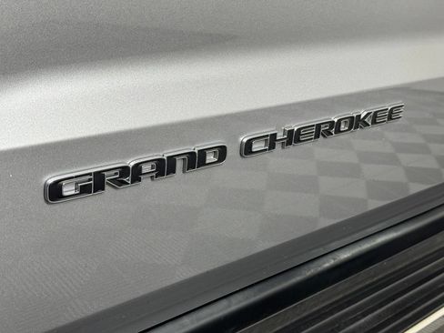 Used 2018 Jeep Grand Cherokee Limited AWD/4WD image 13