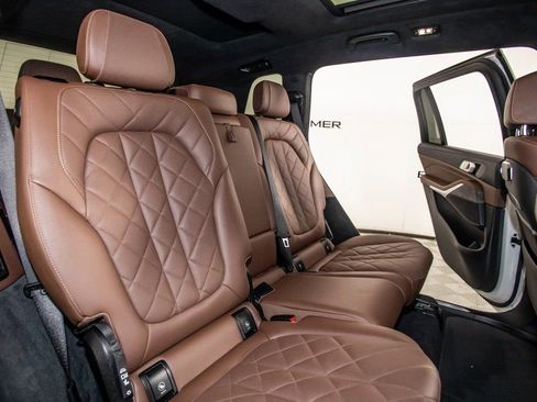 Used 2023 BMW X7 xDrive40i w/ M Sport Package image 19