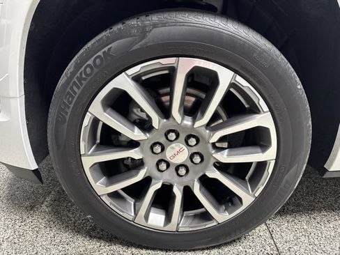 Used 2021 GMC Acadia Denali w/ Denali Technology Package FWD image 3