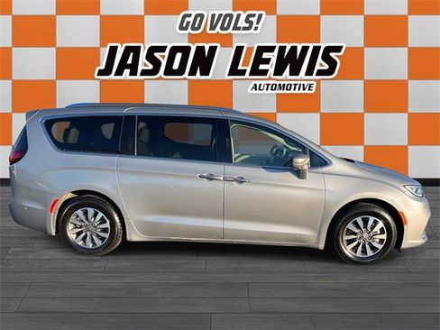 Used 2021 Chrysler Pacifica Touring-L image 2