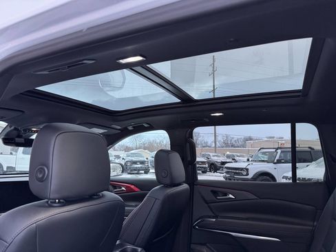 Used 2024 Chevrolet Traverse RS image 3