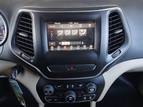 Used 2019 Jeep Cherokee Latitude w/ Popular Appearance Group image 4