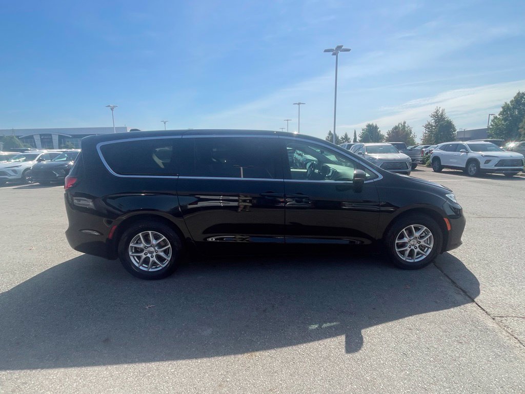Used 2024 Chrysler Pacifica Touring-L FWD image 6