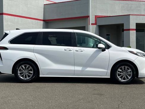 Certified 2022 Toyota Sienna LE AWD/4WD image 6