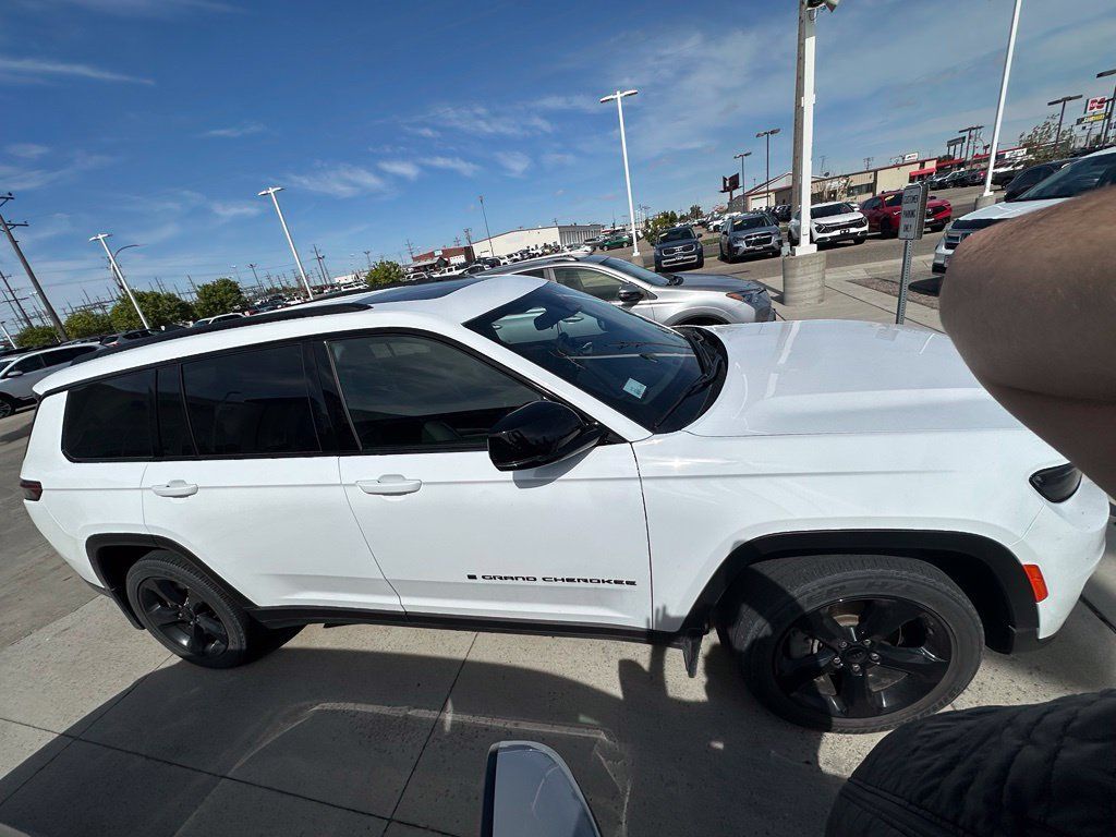 Used 2023 Jeep Grand Cherokee L Laredo AWD/4WD image 5