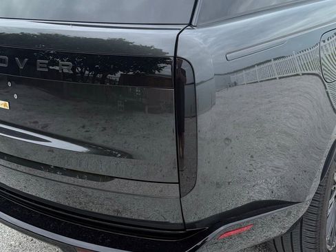 Used 2025 Land Rover Range Rover SE AWD/4WD image 16
