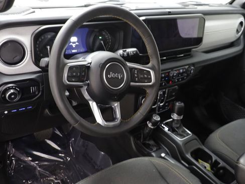 Used 2024 Jeep Wrangler Unlimited Sahara w/ Technology Group AWD/4WD image 7