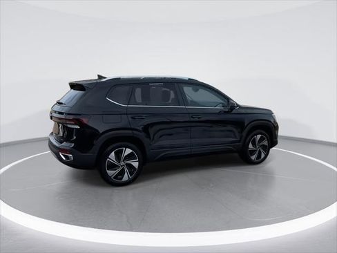 Used 2025 Volkswagen Taos SE AWD/4WD image 8