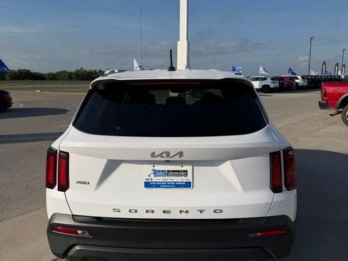 Used 2022 Kia Sorento LX image 3