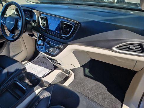 Used 2017 Chrysler Pacifica Touring-L image 30