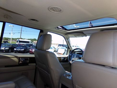 Used 2016 Lincoln Navigator L Select RWD image 29
