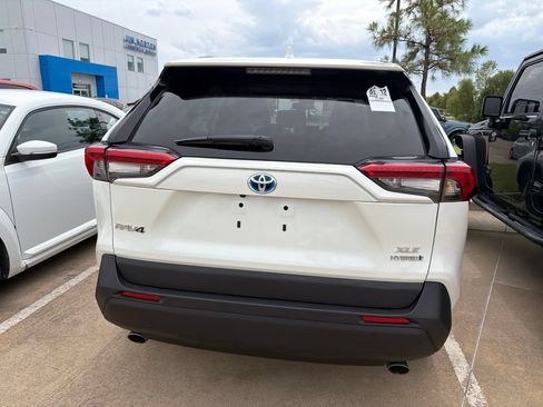 Used 2022 Toyota RAV4 XLE Premium AWD/4WD image 5