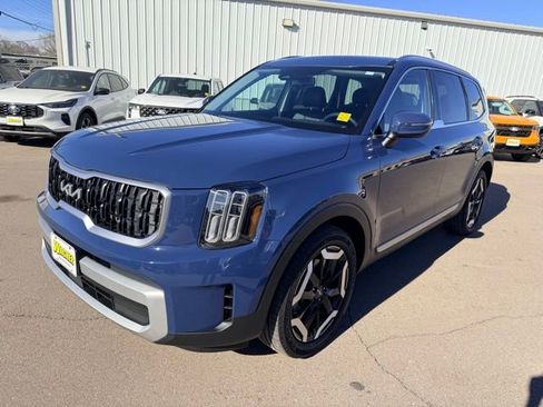 Used 2024 Kia Telluride EX w/ EX Captain's Chair Package image 7