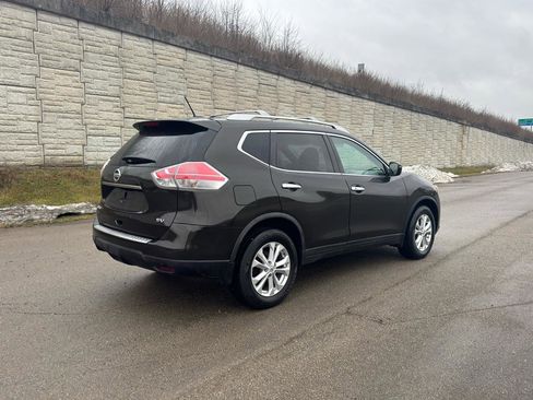 Used 2016 Nissan Rogue SV image 3