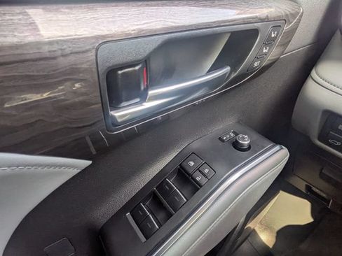 Used 2024 Toyota Highlander Limited FWD image 26