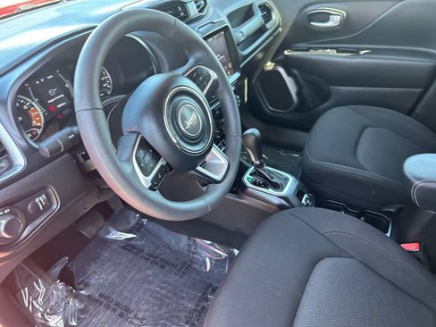Used 2023 Jeep Renegade Latitude AWD/4WD image 19