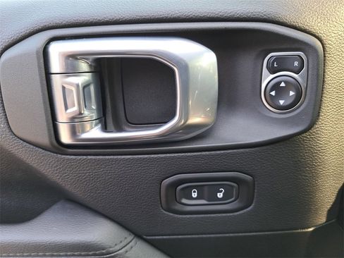 Used 2021 Jeep Wrangler Unlimited Sahara image 26