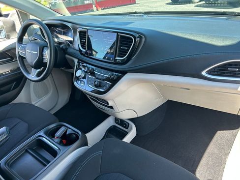 Used 2021 Chrysler Pacifica Touring FWD image 38