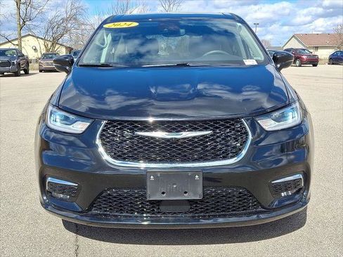 Used 2024 Chrysler Pacifica Touring-L image 29