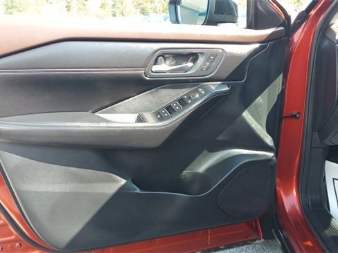 Used 2023 Nissan Rogue SL w/ SL Premium Package image 12